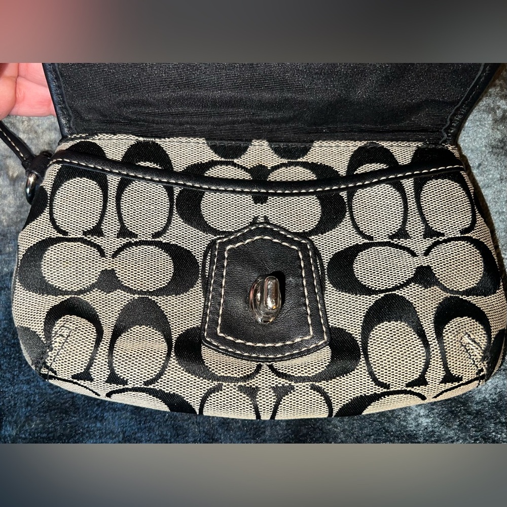 Coach Legacy Black & Tan Signature Canvas Wristlet with Turn-Lock vintage EUC ♥️ - Picture 3 of 13